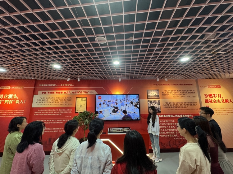 马克思主义学院继续扎实开展深入贯彻中央八项规定精神学习教育--观看《八项规定 改变中国》纪录片