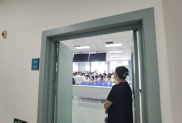 马克思主义学院深入教学一线巡查开学第一课